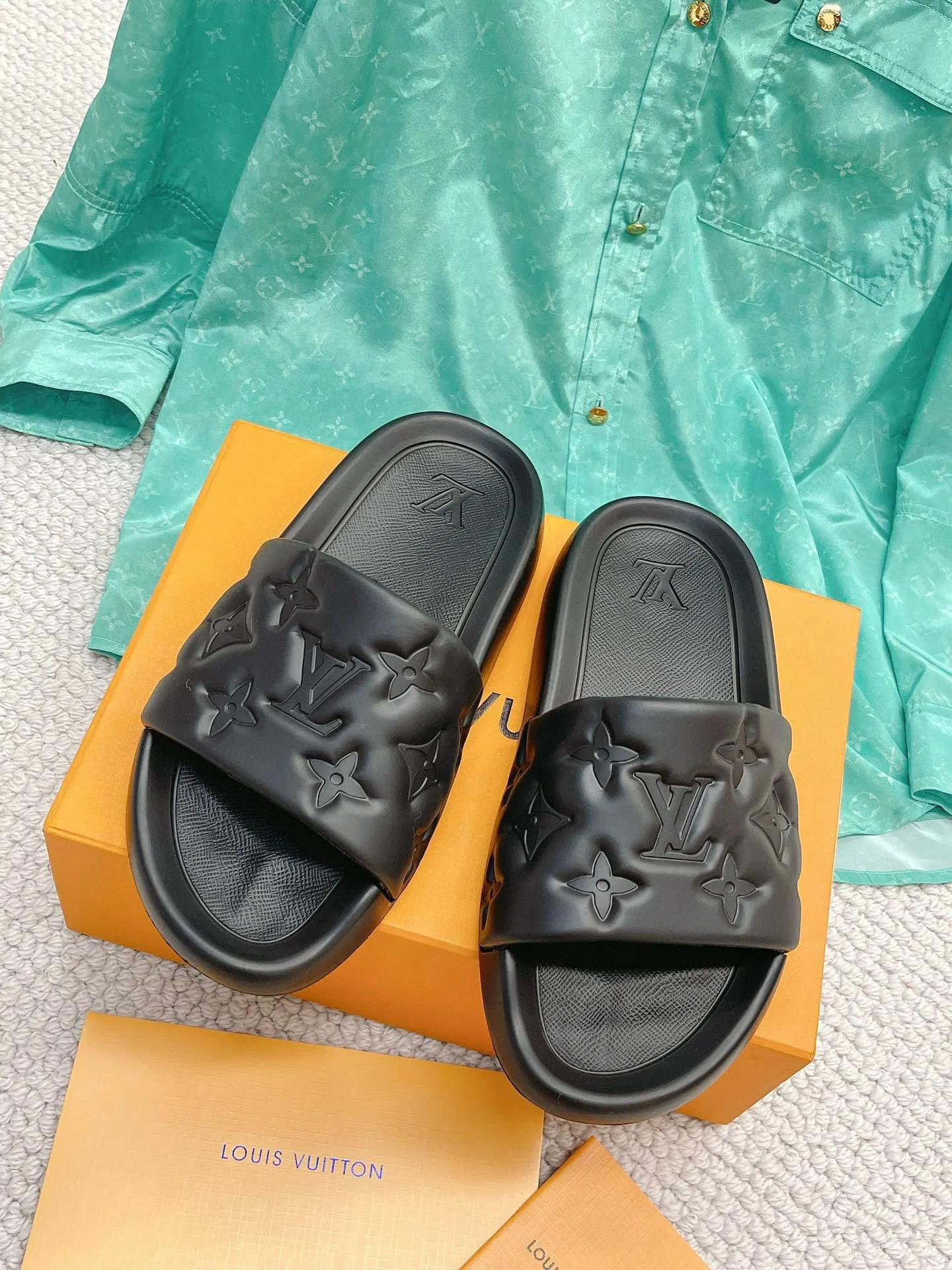 Factory price: 260💰【𝐋𝐕 Slippers】▪️Shoe size: Men's 38-45 ▪️Packaging: Counter top quality~original packaging 𝟐𝟎𝟐3 Louis Vuitton counter's new embossed slippers, L's monogram embossed slippers, Waterfront sandals are back, the upper buckle is embossed with LV's iconic Monogram pattern. Made of waterproof rubber with a comfortable and resilient insole. The lightweight, flexible outsole is embossed with the Louis Vuitton logo. ▪️Fabric: Original molded rubber foam surface ▪️Technology: embossed logo ▪️Sole: Original molded rubber foam outsole ▪️Sole thickness: 3CM.